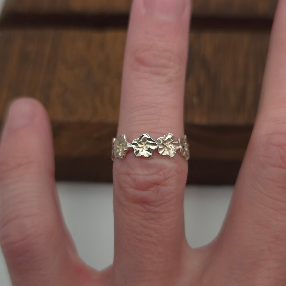Size 6 Sterling Silver Flower Pattern Ring A500